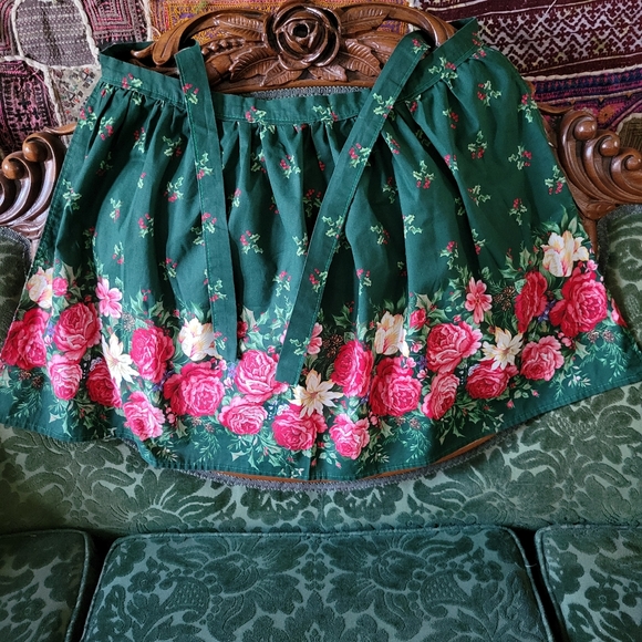 Vintage Floral Rose Pointsettia Mistletoe Pinecone Print Half Apron